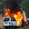 Фотографии с пожара в Красногорске. Горит брошенный микроавтобус на улице Карбышева.
