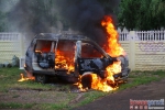 Фотографии с пожара в Красногорске. Горит брошенный микроавтобус на улице Карбышева.